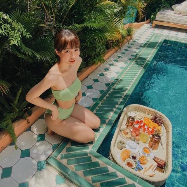 Cô thường xuyên khoe những bức hình quyến rũ trên trang cá nhân với cách chụp hình rất nghệ thuật.
