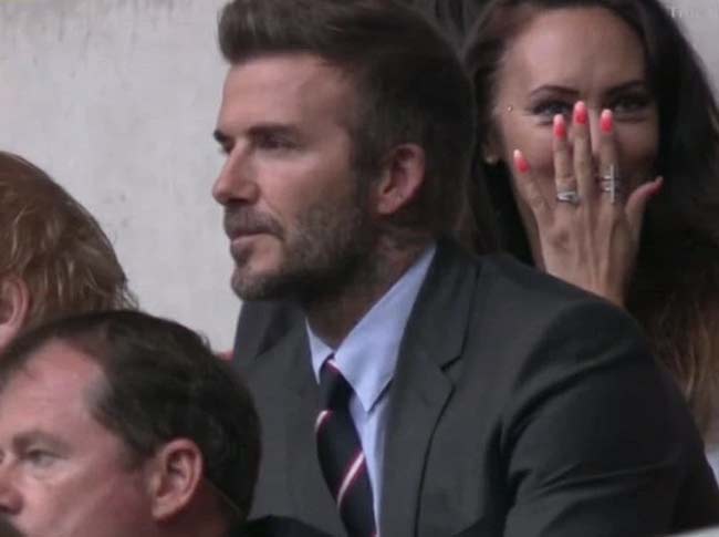 Hình ảnh David Beckham mải mê xem bóng đá nhưng vẫn quá đẹp trai.