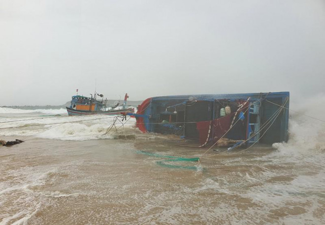 Một tàu cá bị sóng đánh hư hỏng tại Phú Yên. Ảnh: MINH KHÔI