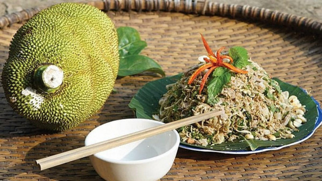 Khoảng hai năm gần đây, nhút mít bắt đầu được đăng bán khá nhiều trên các chợ online. Cứ đến mùa mít còn xanh, không quá già quả thì là mùa của món nhút. Vào tầm này hàng năm món ăn này bắt đầu được đăng bán, năm nay giá cả vẫn giữ nguyên từ 55.000 đồng - 60.000 đồng/hũ 1,5kg.