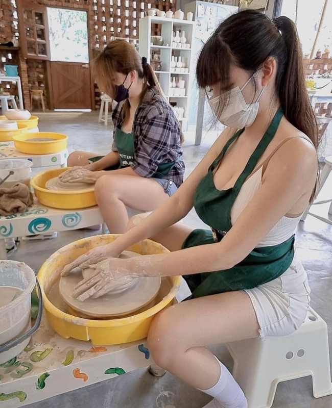 Mới đây, hình ảnh một cô gái ăn vận trễ nải ở xưởng gốm thu hút nhiều sự chú ý trên mạng xã hội.
