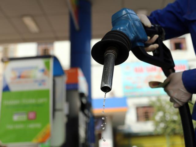 Thị trường - Tiêu dùng - Giá xăng giảm mạnh kể từ 0h ngày 1/4