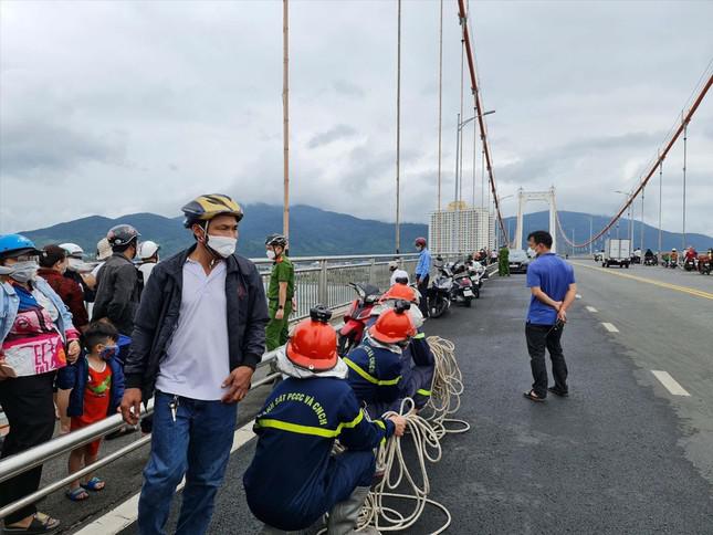 Lưc lượng PCCC-CNCH trên sông túc trực khi có người muốn nhảy cầu. Ảnh: CA