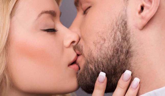 Những bệnh nguy hiểm có thể lây truyền qua nụ hôn mà ít người biết - 1