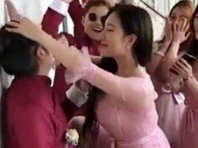 Dàn phù dâu diện mốt ”tôn vòng 1 quá đà” khiến cô dâu ngao ngán, chú rể bị đòi hủy hôn