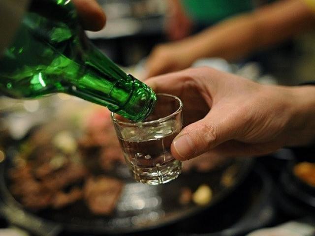 Uống rượu để ngăn ngừa lây nhiễm COVID-19: Sai lầm nhiều quý ông mắc phải