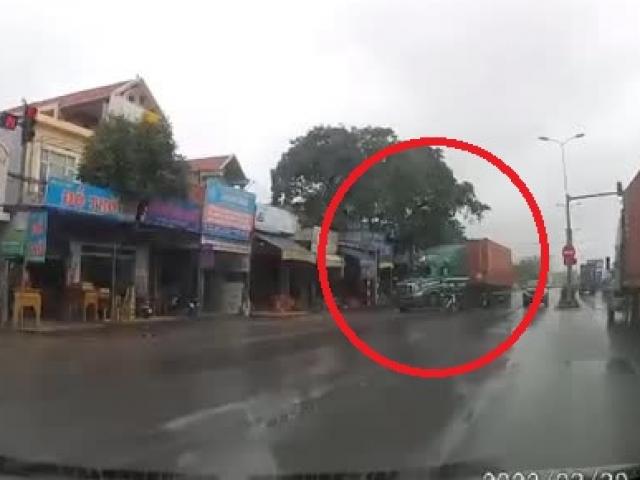 Tin tức trong ngày - Clip: Bẻ lái cực đỉnh, lái xe container thoát họa tông tài xế xe máy sang đường như tự sát