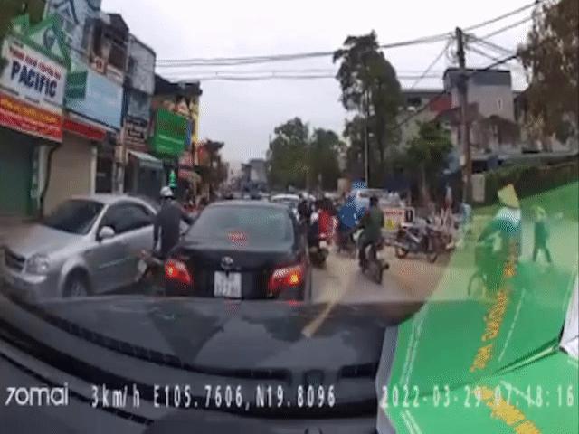 Clip: Tài xế ô tô đánh “phủ đầu”, hạ gục lái xe máy sau va chạm giao thông