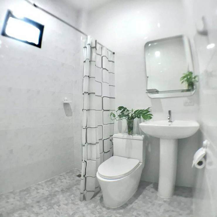 Nhà vệ sinh nhỏ được sơn màu trắng tạo cảm giác rộng rãi hơn.
