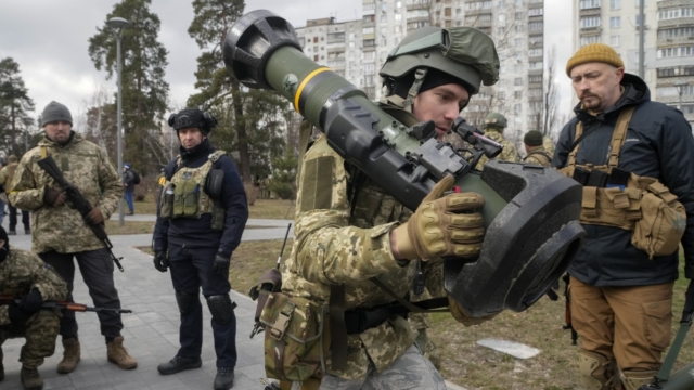 Một binh sĩ Ukraine vác vũ khí chống tăng NLAW do các nước phương Tây hỗ trợ cho Ukraine. Ảnh: AP