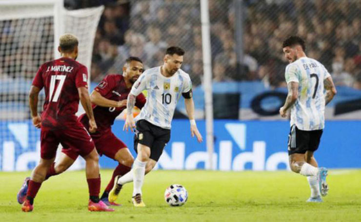 Messi bất lực trong việc ghi bàn vào lưới ĐT Ecuador khi ĐT Argentina bị cầm hòa 1-1 trên sân khách