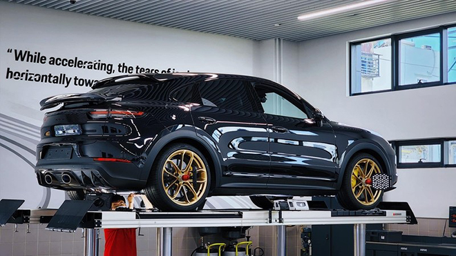 The new Porsche Cayenne Turbo GT is available in Vietnam, priced at more than 12 billion - 1