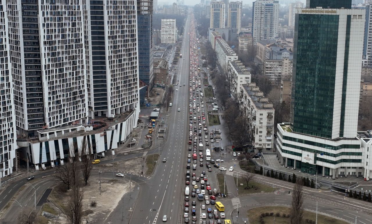 Dân Kiev lũ lượt rời khỏi thành phố khi Nga bắt đầu mở chiến dịch quân sự (ảnh: Euro News)