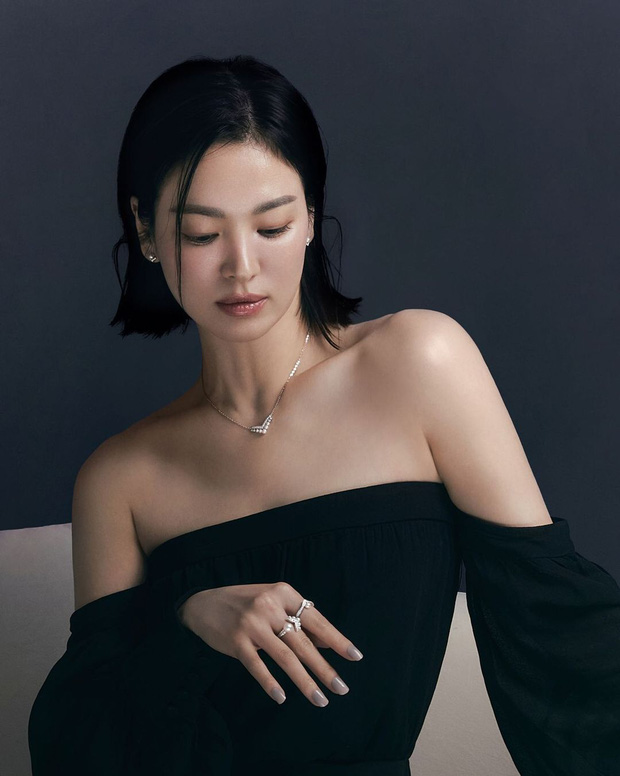 Song Hye Kyo lẳng lặng đăng ảnh đẹp khoe trang sức cao cấp
