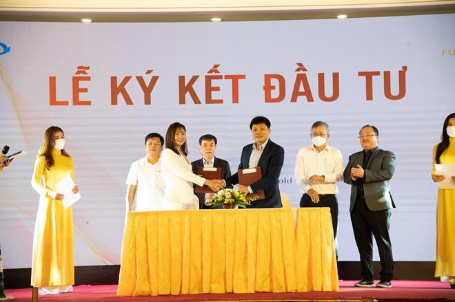 Doanh nhân Eric Vương (bên phải) trong một buổi lễ ký kết đầu tư với đối tác.