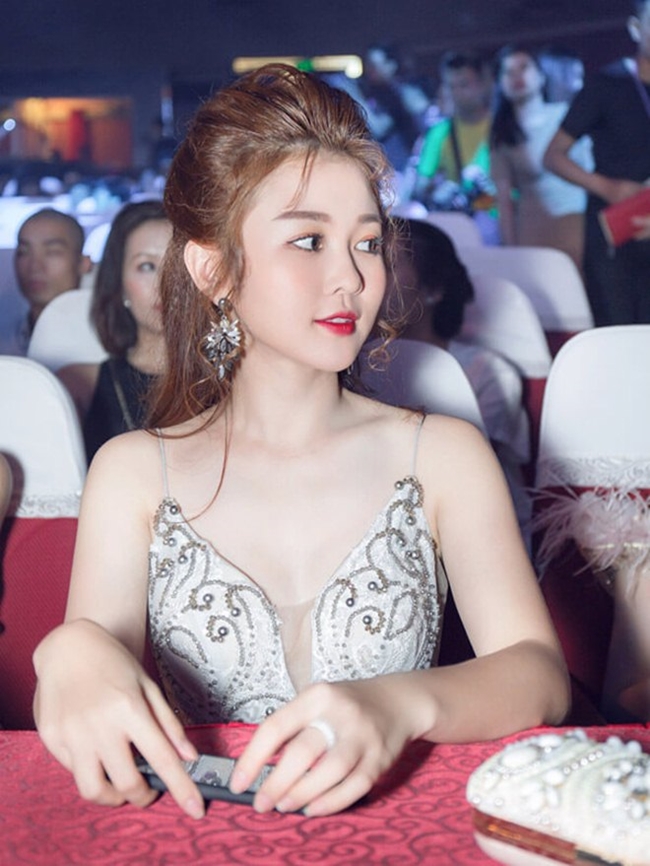 Ribi Sachi sở hữu vẻ đẹp mong manh, dịu dàng. Ngoài đời, nữ diễn viên chuộng gu ăn mặc nữ tính, kín đáo và thanh lịch. Hiếm khi nào người hâm mộ thấy hot girl 9X ăn vận sexy, nóng bỏng.