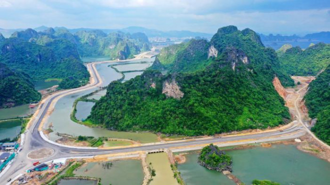 Dự án đường bao biển Hạ Long- Cẩm Phả nhìn từ trên cao (Chụp tháng 9-2021). Ảnh: Đỗ Phương