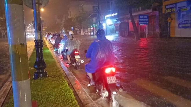 The streets of Da Nang were flooded like never before, many vehicles stalled in the night - 1