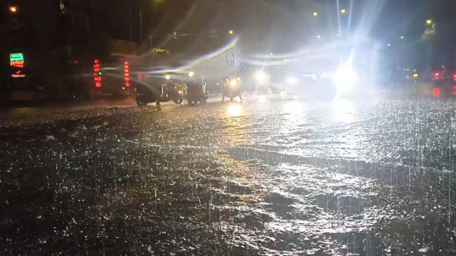 The streets of Da Nang were flooded like never before, many vehicles stalled in the night - 4