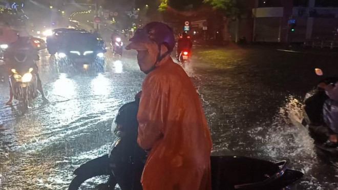 The streets of Da Nang were flooded like never before, many vehicles stalled in the night - 5