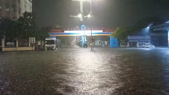 Da Nang streets flooded like never before, many vehicles stalled in the night - 6