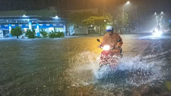 The streets of Da Nang were flooded like never before, many vehicles stalled in the night - 7