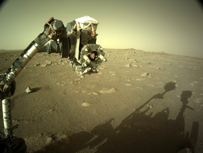 Một bức ảnh Perseverance tự chụp "cánh tay" và chiếc bóng của mình trên Sao Hỏa - Ảnh: NASA
