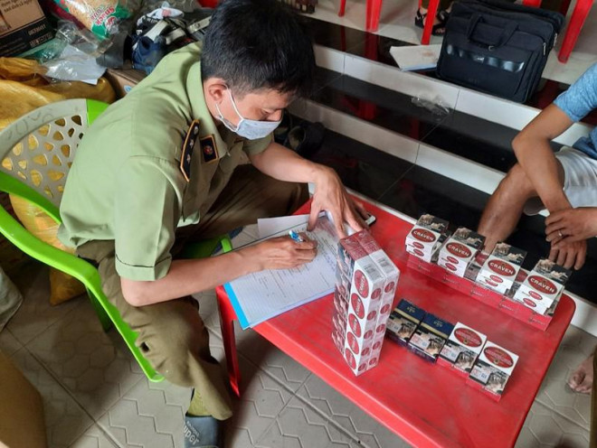 Quản lý thị trường tỉnh An Giang kiểm tra phát hiện cửa hàng bán thuốc lá giả mạo nhãn hiệu. ẢNH: N.HỒ