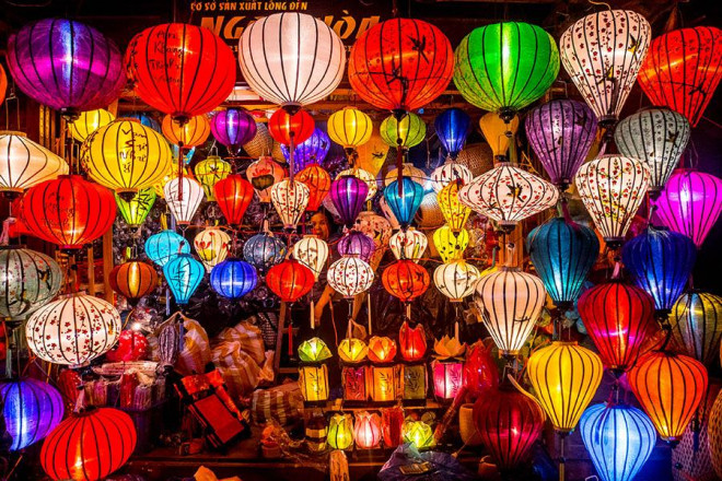 16 destinations flooded with rainbow colors, the city of Vietnamese lanterns is present - 13