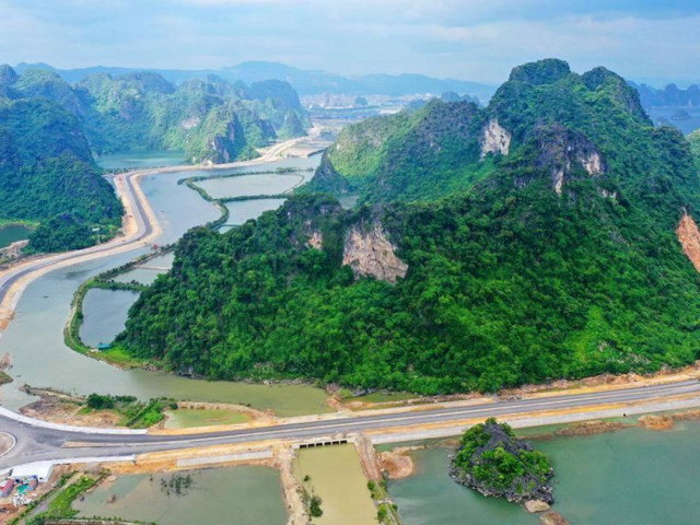 Tin tức trong ngày - Xuyên núi làm “kỳ quan mới” nơi đất Mỏ