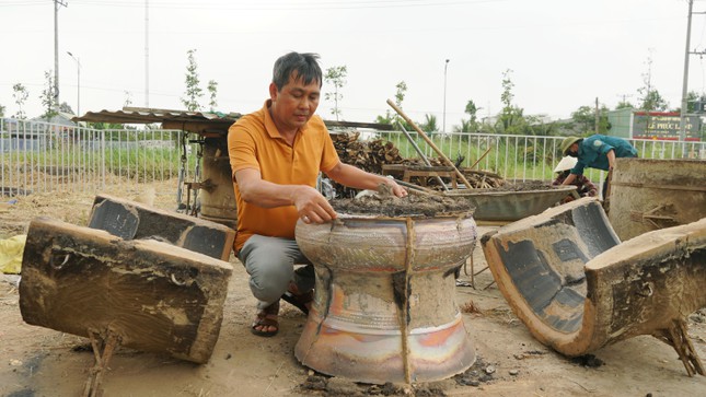 Mỗi trống có đường kính 61 cm, cao 50 cm, độ dày 6-12 mm, bằng chất liệu đồng.