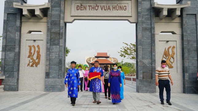 Trước đó, Sở VH-TT&DL TP. Cần Thơ cùng một đơn vị cung tiến lễ vật đã tổ chức lễ xin lửa, rước lửa từ Đền thờ Vua Hùng tại Cần Thơ (đường Võ Văn Kiệt, quận Bình Thủy) về địa điểm đúc trống đồng.