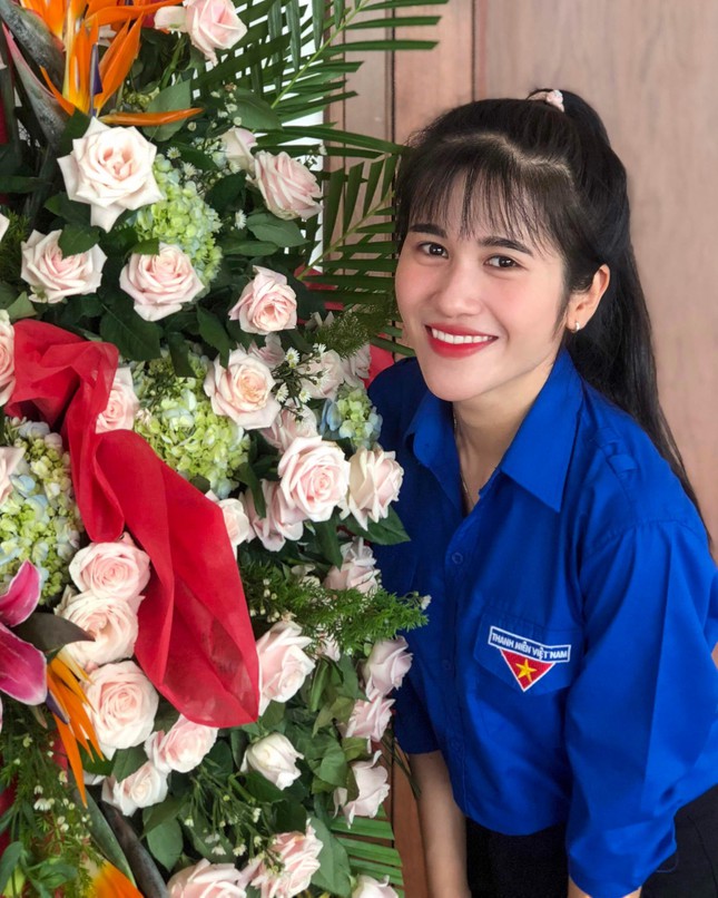 Binh Duong female student is passionate about volunteering and studying "extremely"  - first