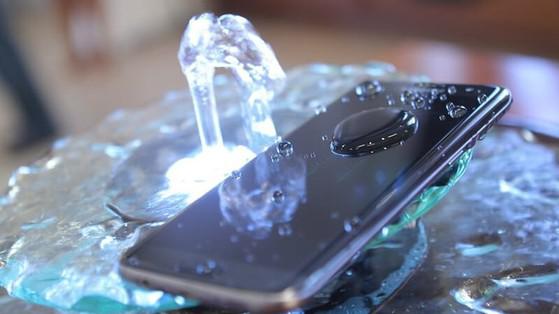 6 things you need to do immediately when your phone is in water - 1