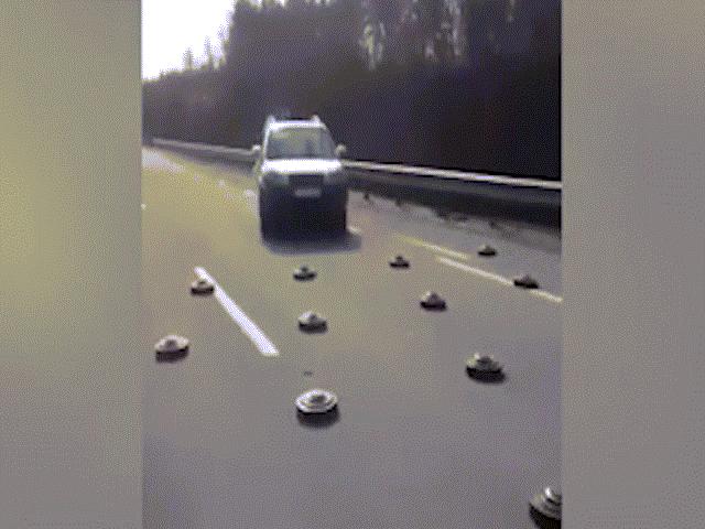 Video: “Thót tim” cảnh dân Ukraine lái xe qua bãi mìn trên đường cao tốc
