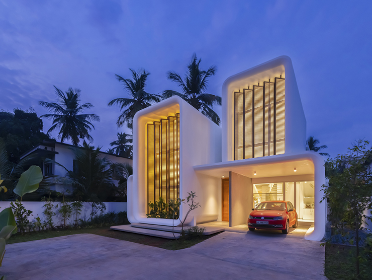 Ở mặt trước của căn nhà, các kiến trúc sư bố trí các cửa chớp có trục xoay để thông gió cho toàn bộ không gian sống.
