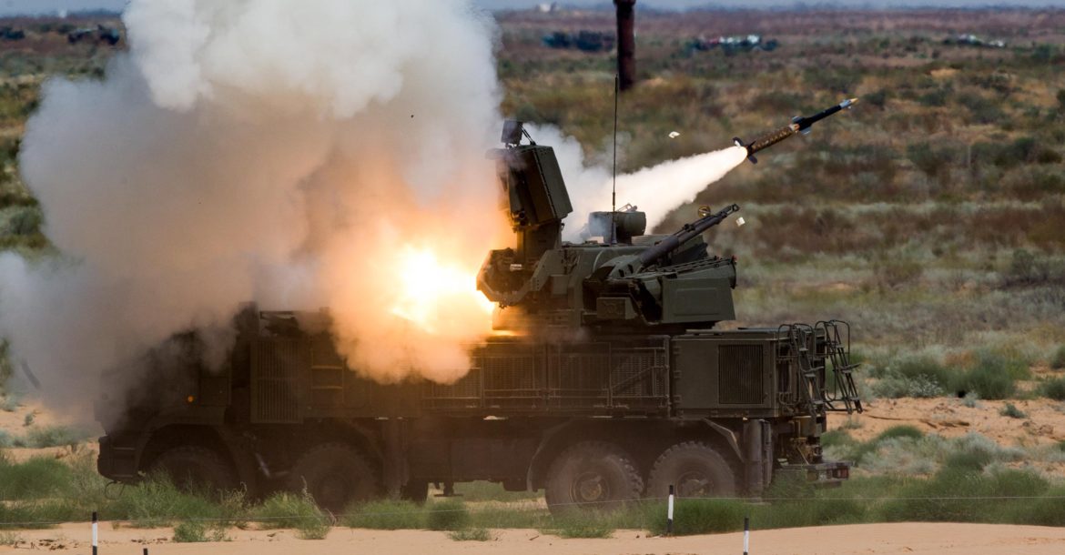Hệ thống tên lửa phòng không Pantsir-S1 của Nga khai hỏa trong một cuộc tập trận.