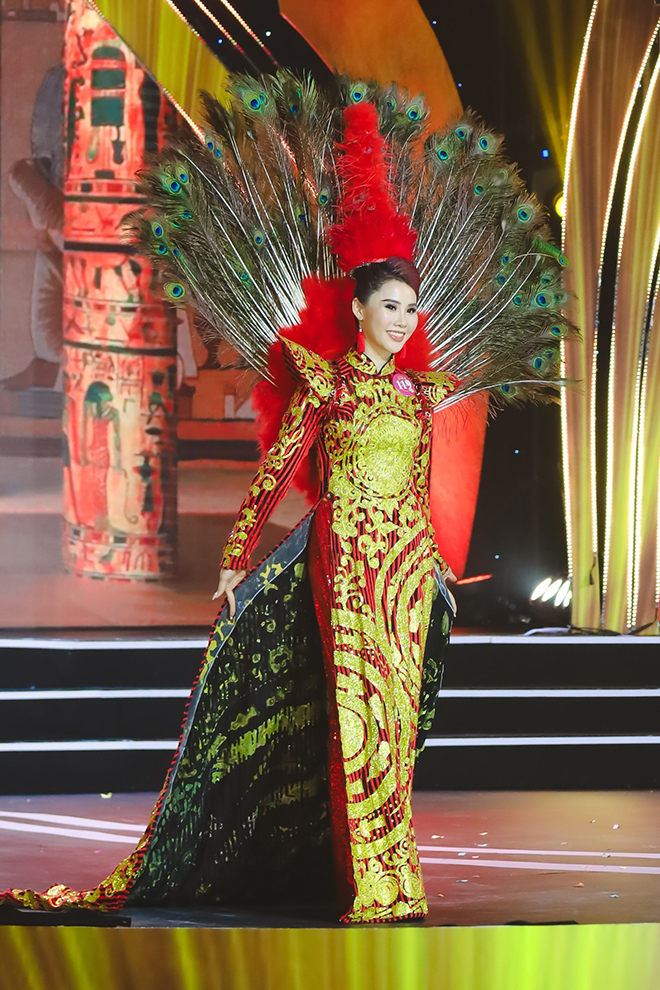 Doanh nhân Nguyễn Thị Ngọc Trâm thần thái tự tin trên sân khấu đêm chung kết