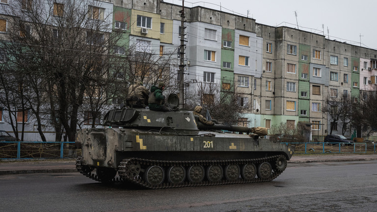 Một xe tăng Ukraine di chuyển ở&nbsp;Brovary, gần Kiev.
