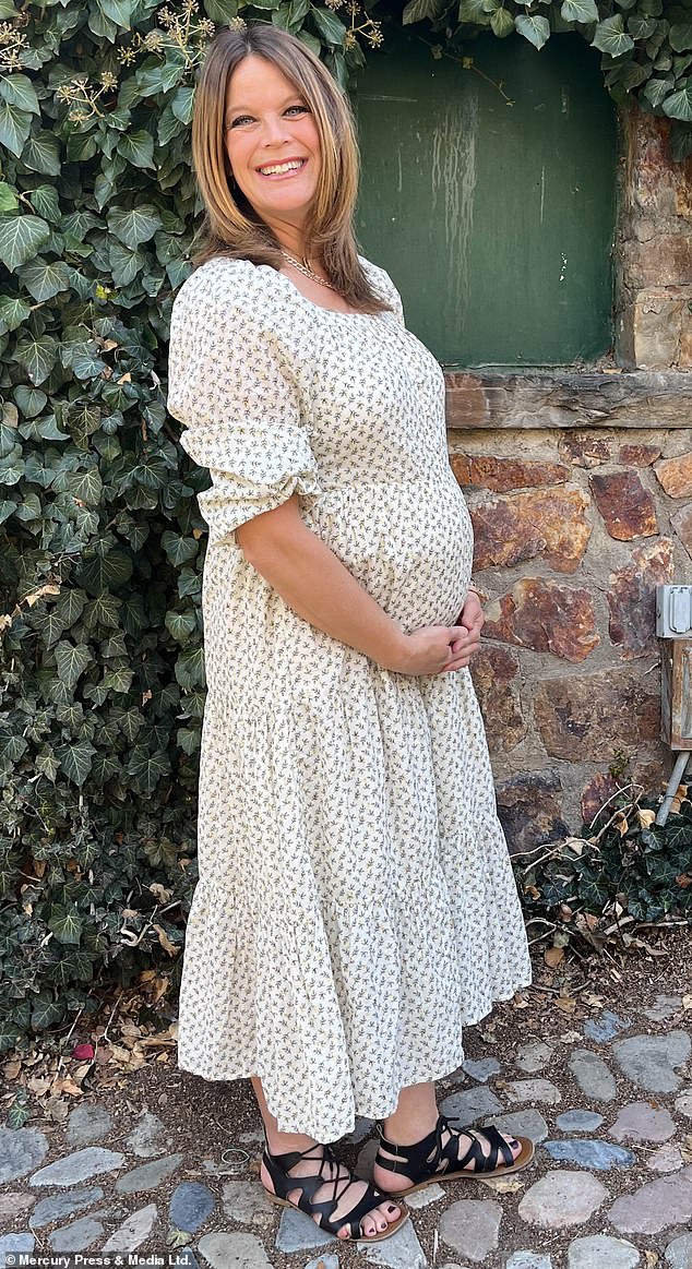 Bà mẹ tám con Chalise Smith đang mang thai đứa cháu ruột của mình sau khi làm người thay thế cho con gái Kaitlyn Munoz