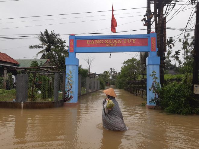 Làng Xuân Tùy ở hạ du thủy điện Hương Điền đang bị ngập
