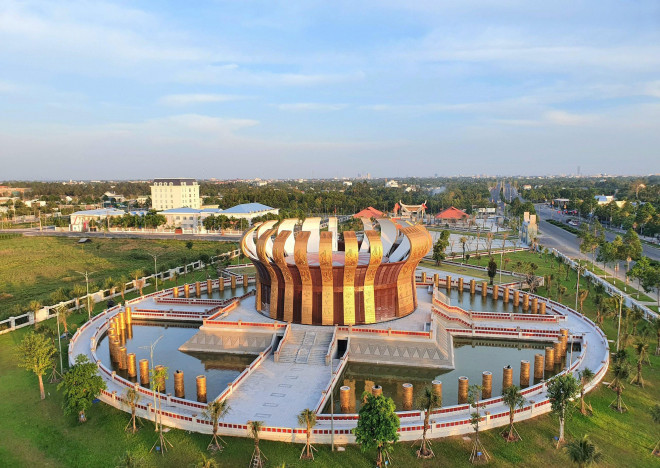 Đền thờ chính cao 19,5 m, diện tích gần 1.300 m2, có hình khối tròn xây trên nền vuông, tượng trưng cho Trời và Đất.