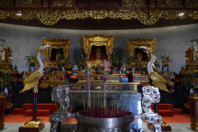 Trung tâm của không gian thờ tự tại đền chính của Đền thờ Vua Hùng là ngai thờ Quốc Tổ Hùng Vương, hai bên bài trí ngai thờ Tổ phụ Lạc Long Quân và Tổ mẫu Âu Cơ, kế đến là hai bàn thờ Lạc hầu và Lạc tướng.