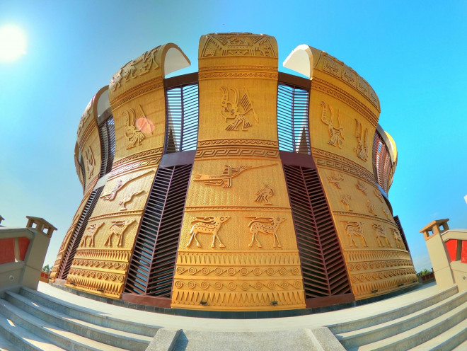 Đền thờ chính có 18 cánh cung điêu khắc hoa văn, tượng trưng cho 18 đời Vua Hùng.