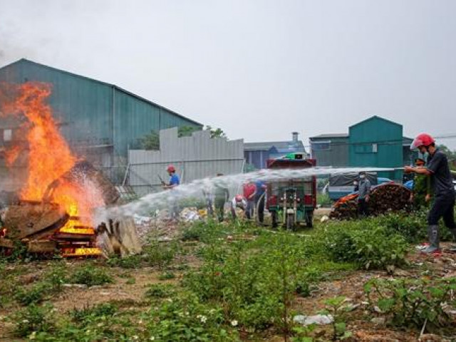 Tin tức trong ngày - Xe cứu hỏa độc đáo của những thợ mộc Hữu Bằng