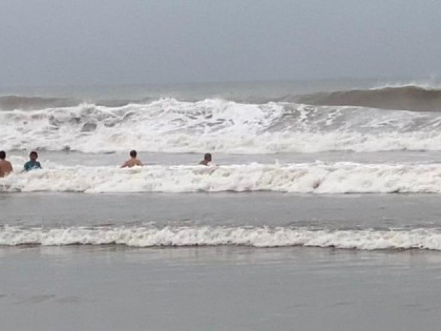 Tin tức trong ngày - Biển động dữ dội, sóng cao quá đầu, nhiều người vẫn bất chấp tắm biển ở Đà Nẵng