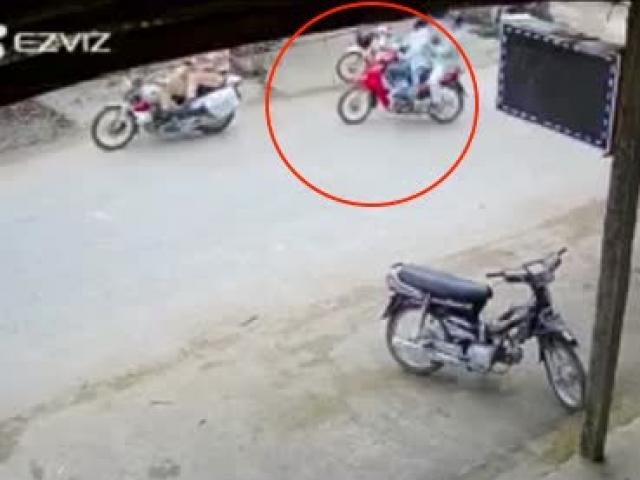 Tin tức trong ngày - Clip: Va phải xe đặc chủng CSGT vì sang đường thiếu quan sát, lái xe máy ngã nhào