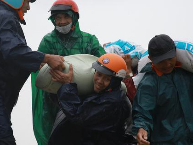 Người dân Quảng Trị chạy đua cứu hàng ngàn hecta lúa ngập úng