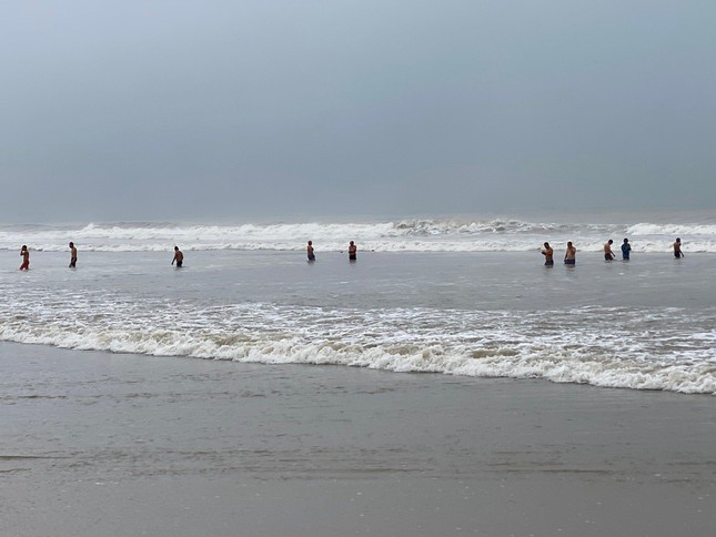 The sea is fierce, the waves are too high, many people still defy swimming in Da Nang - 1