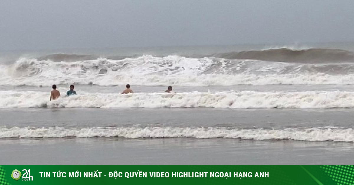 The sea is fierce, the waves are too high, many people still defy swimming in Da Nang